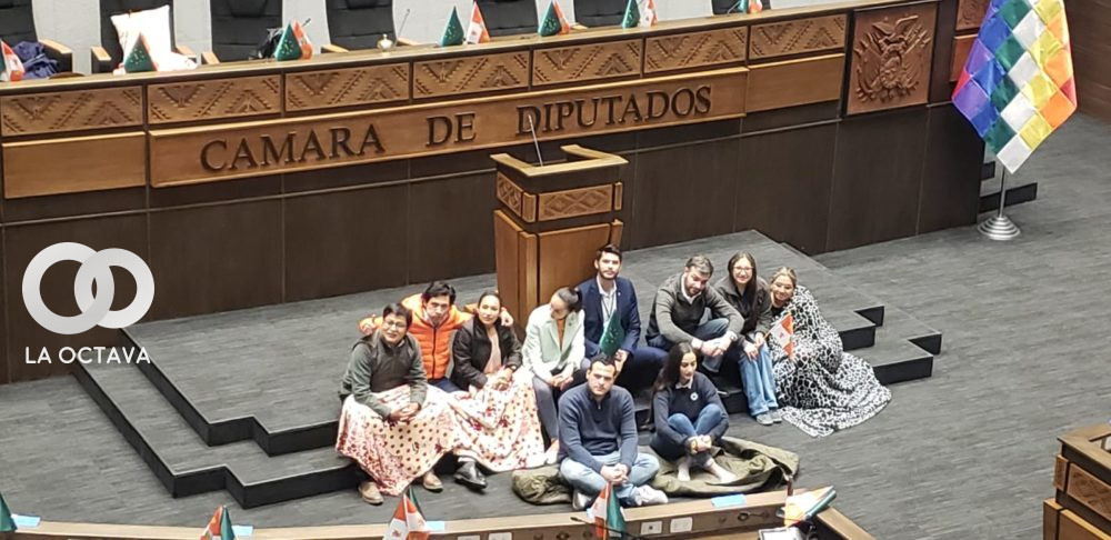 Un grupo de diputados instalaron una vigilia en la Asamblea Legislativa. Foto. Roberto Guzmán.