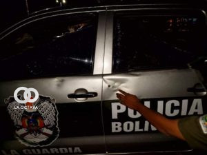 Una patrulla policial alcanzada por una bala, en La Guardia. Foto. RRSS