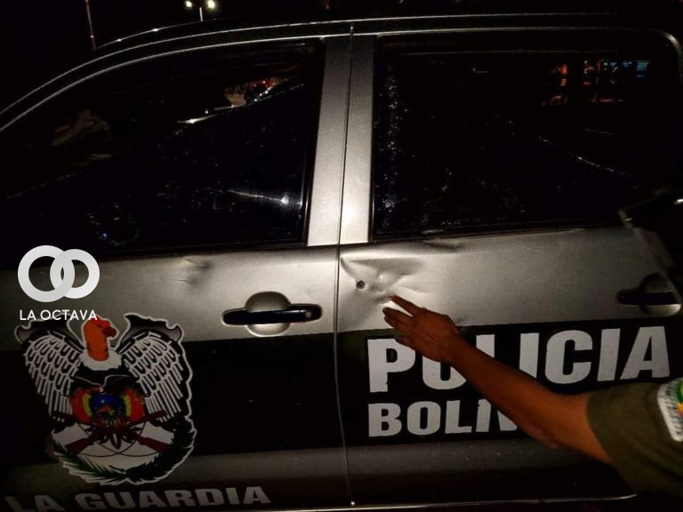 Una patrulla policial alcanzada por una bala, en La Guardia. Foto. RRSS