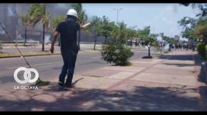 Una persona que es parte del grupo afín al MAS apunta con un petardo a la Policía. Foto. Captura de video.