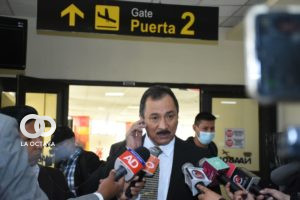 Vicente Cuéllar, miembro del comité interinstitucional de Santa Cruz, llega a La Paz.