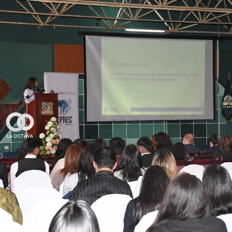 100 estudiantes de la Universidad De Aquino Bolivia (UDABOL)