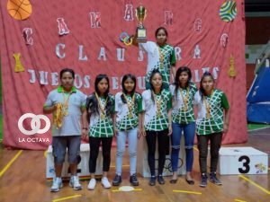 Delegación de estudiantes que representarán a Bolivia en los XXVI Juegos Sudamericanos Escolares