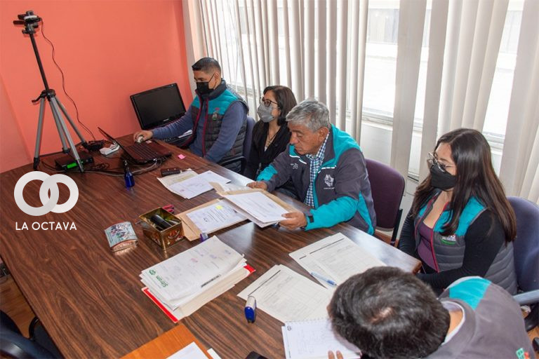 Iván Arias, alcalde de La Paz, e integrantes de la comisión técnica municipal.