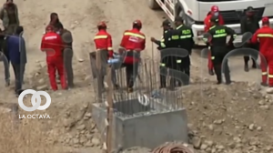 Bomberos sacando el cuerpo de una alcantarilla en Obrajes. Foto. captura