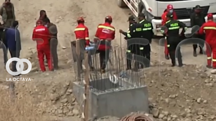 Bomberos sacando el cuerpo de una alcantarilla en Obrajes. Foto. captura