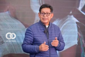 Edgar Pary, Ministro de Educación, garantiza la entrega de textos actualizados con el nuevo currículo educativo.