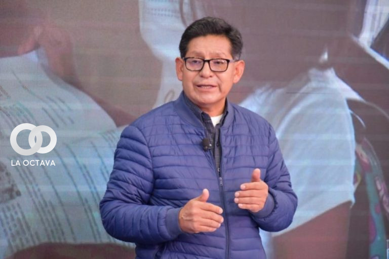 Edgar Pary, Ministro de Educación, garantiza la entrega de textos actualizados con el nuevo currículo educativo.