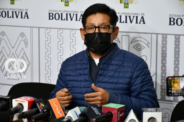 Edgar Pary, Ministro de Educación, lamenta la muerte de 7 personas por caida del tinglado de una Unidad Educativa.