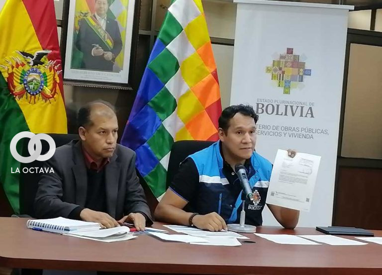 El director ejecutivo de la ATT, Néstor Ríos, en conferencia de prensa. Foto. ERBOL
