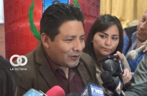 El gobernador de La Paz, Santos Quispe, brinda declaraciones a los medios. Foto. GADLP