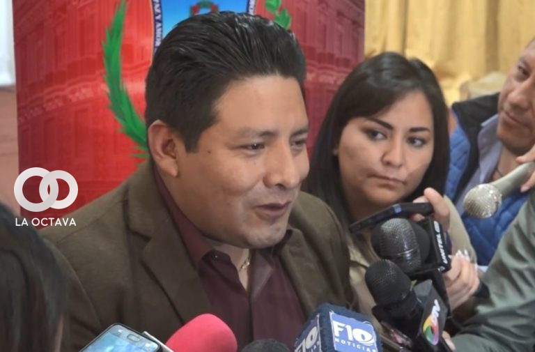 El gobernador de La Paz, Santos Quispe, brinda declaraciones a los medios. Foto. GADLP