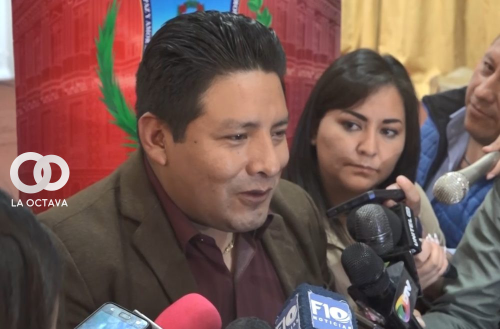 El gobernador de La Paz, Santos Quispe, brinda declaraciones a los medios. Foto. GADLP