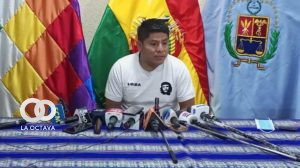 El senador Leonardo Loza en conferencia de prensa, ayer. Foto. Los Tiempos