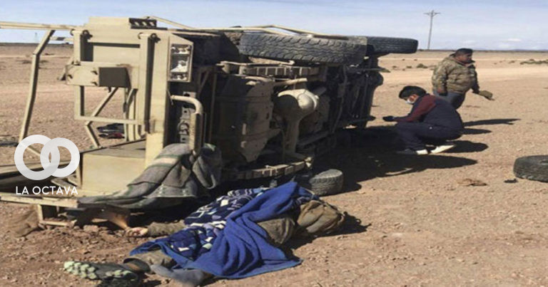 El vehículo de los militares quedó con vuelco de costado. Foto. Viceministerio de Lucha contra el Contrabando.