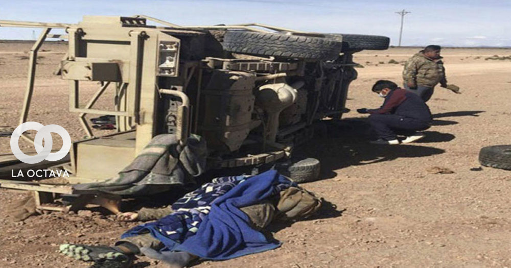 El vehículo de los militares quedó con vuelco de costado. Foto. Viceministerio de Lucha contra el Contrabando.