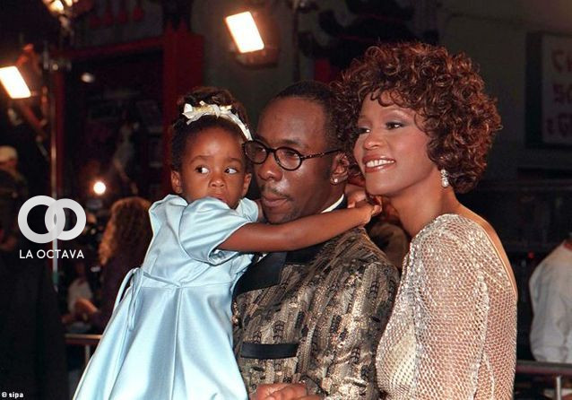 En pleno éxito de su carrera, Whitney se casó con Bobby Brown y al año siguiente dio a luz a su hija, a la que llamaron Bobbi Kristina (The Grosby Group).