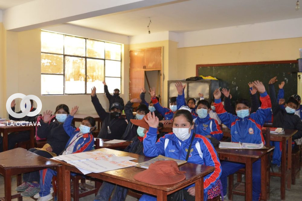 Estudiantes en clases presenciales en una Unidad Educativa.
