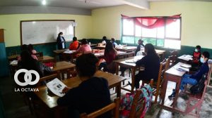 Estudiantes y maestros ejecutando labores educativas.