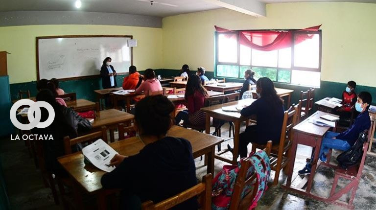 Estudiantes y maestros ejecutando labores educativas.