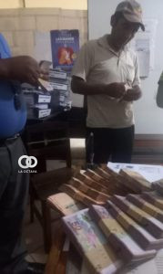 Trabajador recibiendo sus pago