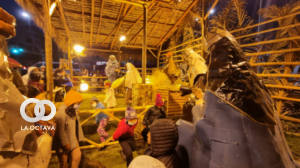 Imagen de personas ingresando al armado del pesebre navideño.