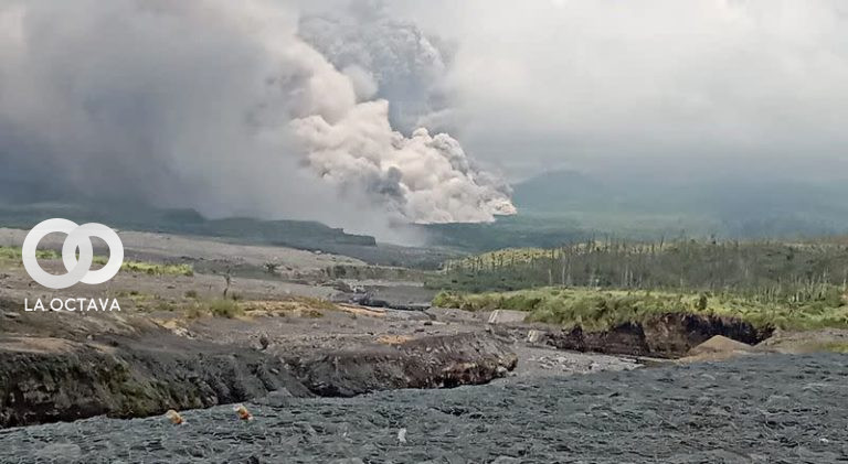 Indonesia evacua personas por explosión del volcán Java