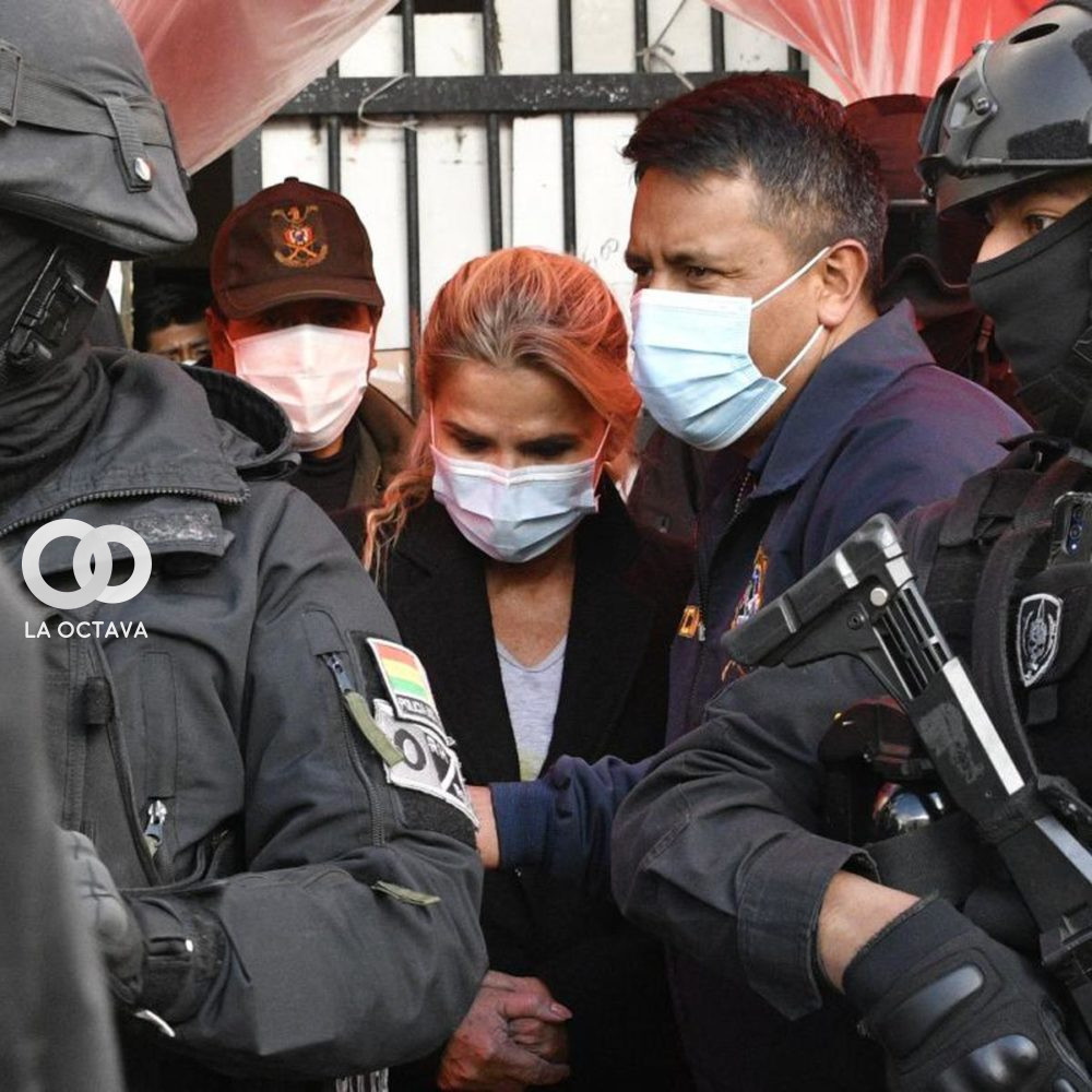 Jeanine Añez, es arrestada y trasladada al penal de mujeres de miraflores.