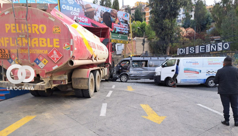 La colisión involucró a dos minibuses y un cisterna. Foto. cortesía.