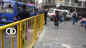 Las vallas que se colocaron en el Obelisco para controlar las paradas de transporte. Foto. AMUN.