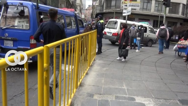 Las vallas que se colocaron en el Obelisco para controlar las paradas de transporte. Foto. AMUN.