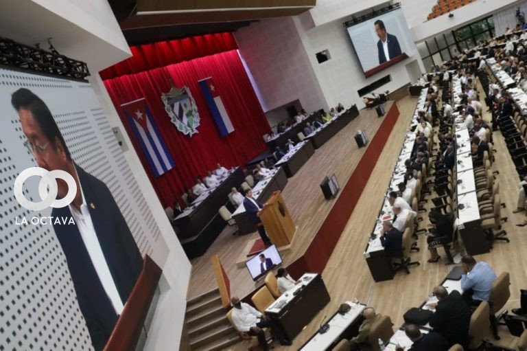 Luis Arce en Cuba, manifiesta el riesgo de la democracia.