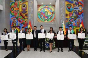 Ministerio de Educación entrega títulos de licenciatura.