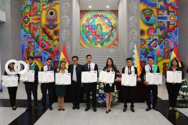 Ministerio de Educación entrega títulos de licenciatura.