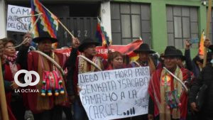 Ponchos Rojos en vigilia fuera de la FELCC.