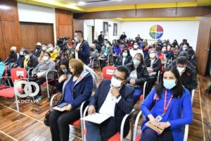 Presentan relatos de personas que viven con el VIH.