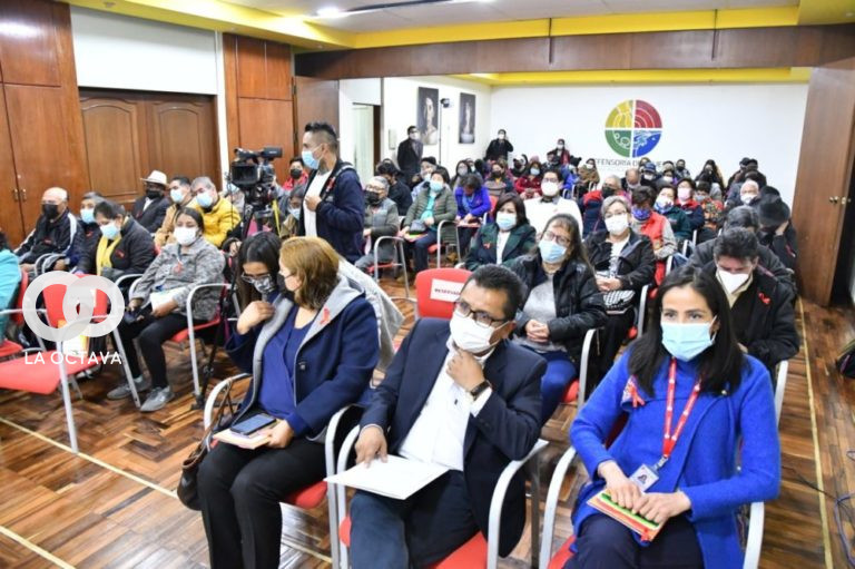 Presentan relatos de personas que viven con el VIH.
