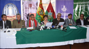 Presidenta del Concejo Municipal y otras autoridades y representantes de organizaciones. Foto. UMSA