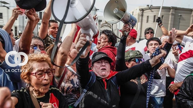 Protestas sociales en Perú tras el arresto de Pedro Castillo.
