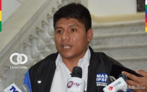 Senador Leonardo Loza, n conferencia de prensa.