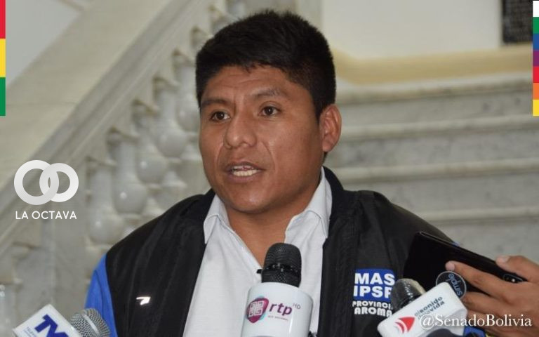 Senador Leonardo Loza, n conferencia de prensa.