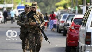 Soldados patrullan durante un operativo contra pandilleros en la Campanera de El Salvador