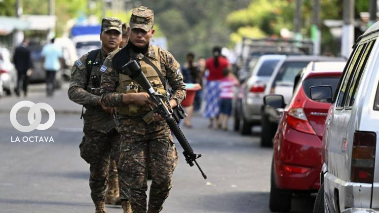 Soldados patrullan durante un operativo contra pandilleros en la Campanera de El Salvador