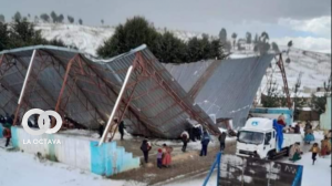 Tinglado que cedió ante el granizo en Achacachi.