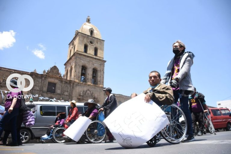 Un grupo de personas con discapacidad pidieron respeto a sus derechos, este sábado en La Paz. Foto. APG