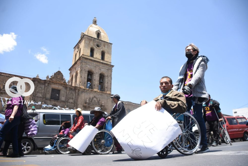 Un grupo de personas con discapacidad pidieron respeto a sus derechos, este sábado en La Paz. Foto. APG