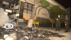Un grupo de personas quemó las ánforas del TED de Tarija el 21 de octubre de 2019. foto. Internet