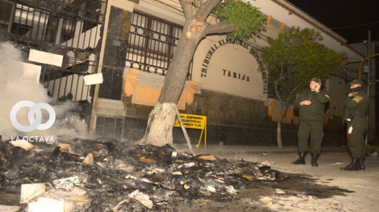 Un grupo de personas quemó las ánforas del TED de Tarija el 21 de octubre de 2019. foto. Internet
