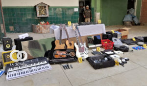 Algunos de los objetos encontrados en posesión de la mujer.