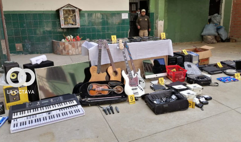 Algunos de los objetos encontrados en posesión de la mujer.